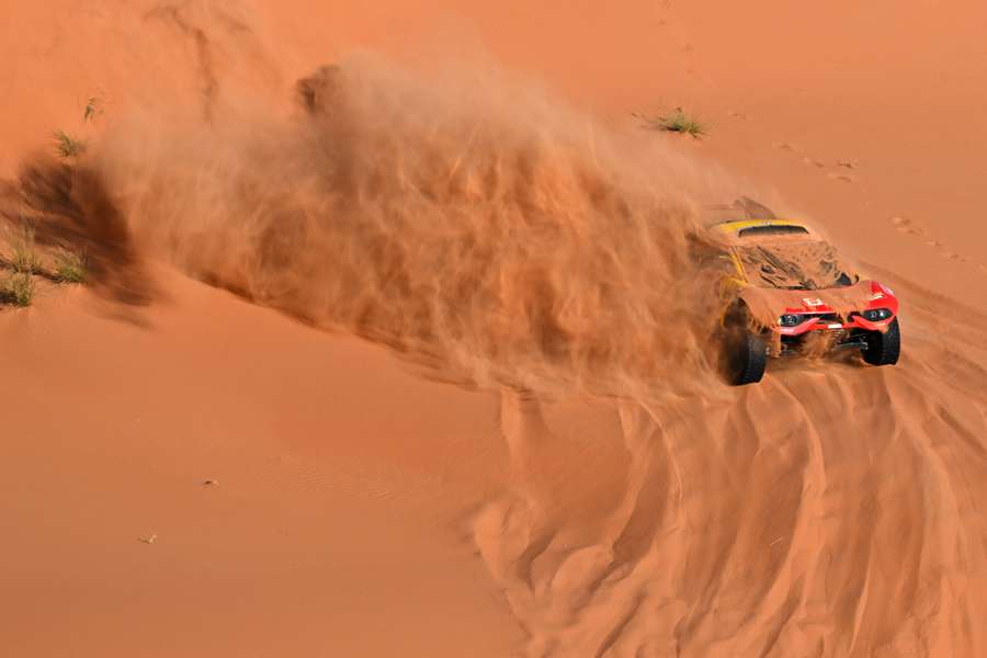 Dakar: Loeb vince la sesta tappa auto e Sainz leader della classifica, nelle moto guida Brabec