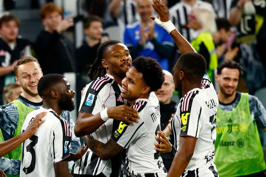 Jucătorii lui Juventus celebrează marcarea celui de-al doilea gol
