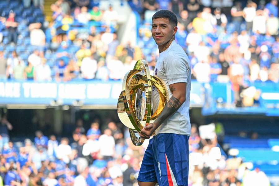 Enzo Fernandez e o troféu do Campeonato do Mundo de Clubes de 2025.