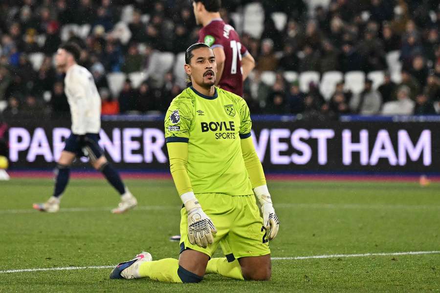 Gólman West Hamu Alphonse Areola zavinil v závěru penaltu.