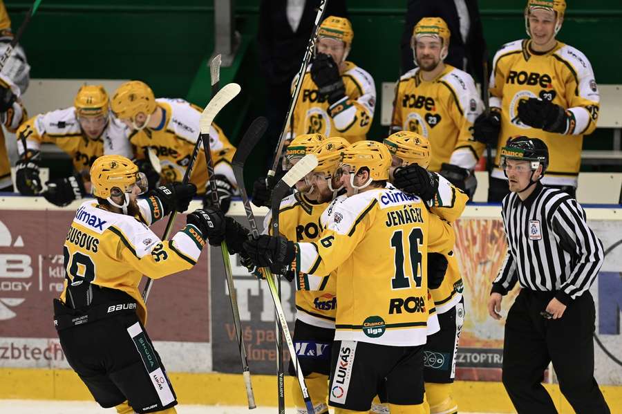 Hokejisté Vsetína vyhráli ve Zlíně a vedou 2:1 na zápasy. 