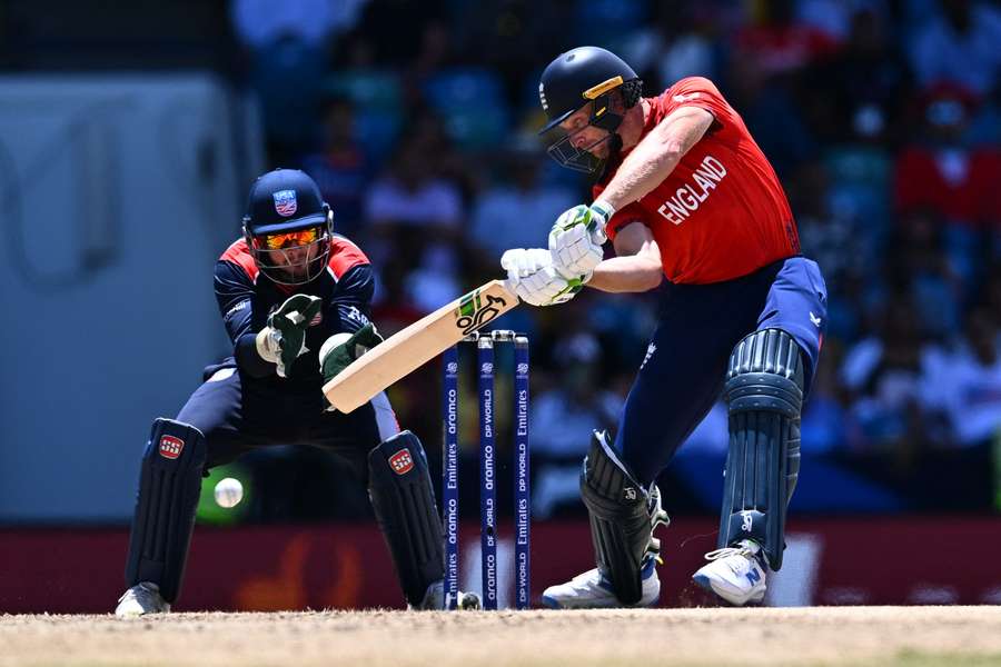 Jos Buttler slaat een bal tijdens de kwartfinale van de T20 World Cup tegen de VS