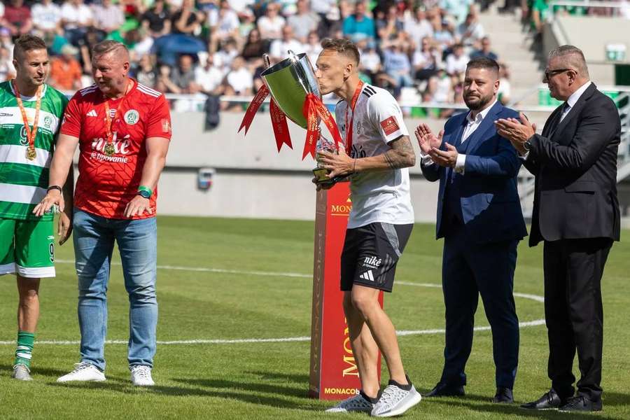 Šimko prebral majstrovskú trofej.