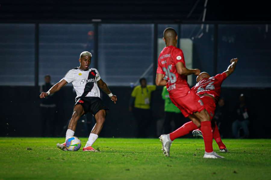 Emerson Rodríguez fez belo gol para o Vasco