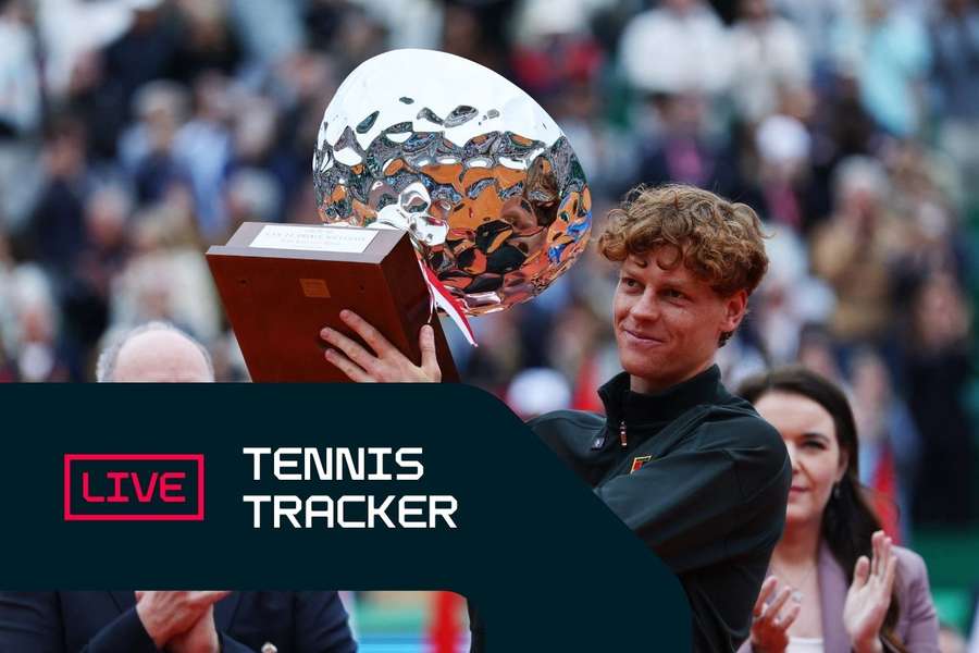 Jannik Sinner con il trofeo di Monte Carlo