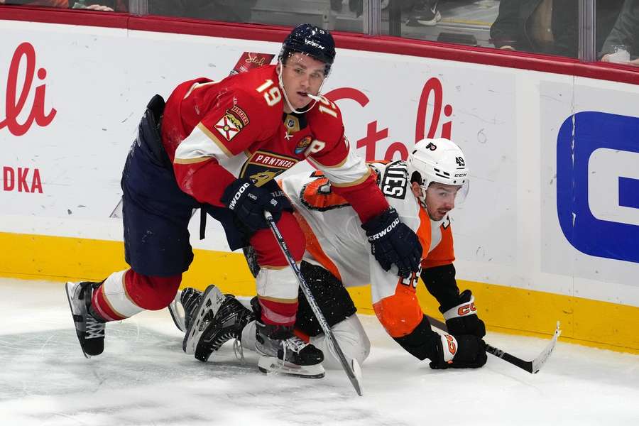 Matthew Tkachuk z Floridy v súboji s Noahom Catesom z Philadelphie.