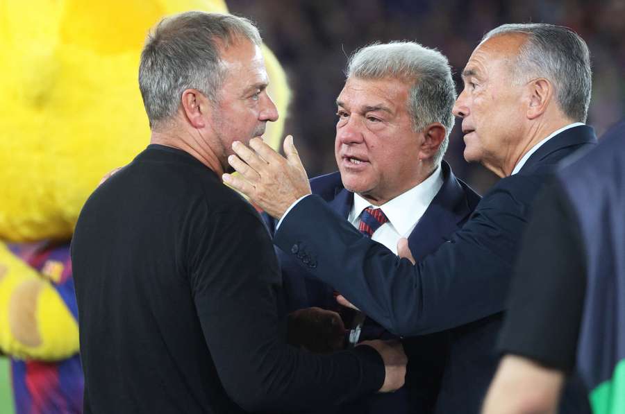 De izquierda a derecha, Flick, Laporta (presidente electo) y Yuste (presidente interino)