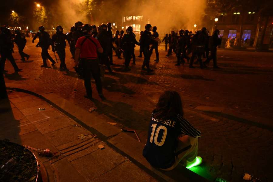 In Paris kam es nach Zusammenstößen zwischen Feiernden und der Polizei zu fast 300 Festnahmen.