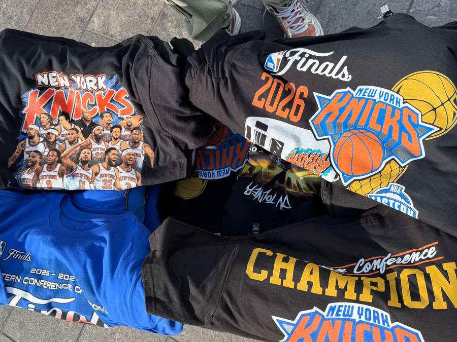 Ambulantes fazem a festa com camisas customizadas do Knicks custando de US$ 10 a US$ 30 Ambulantes fazem a festa com camisas customizadas do Knicks custando de US$ 10 a US$ 30