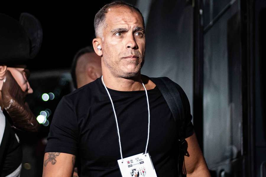 O diretor assume interinamente o time em que brilhou como jogador