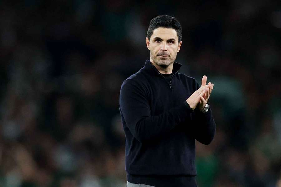 Mikel Arteta festeja com os adeptos