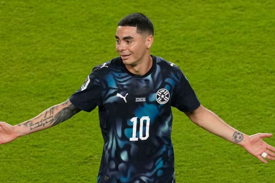 Miguel Almirón foi primeiro expulso após nova regra da FIFA sobre cobrir a boca Miguel Almirón foi primeiro expulso após nova regra da FIFA sobre cobrir a boca
