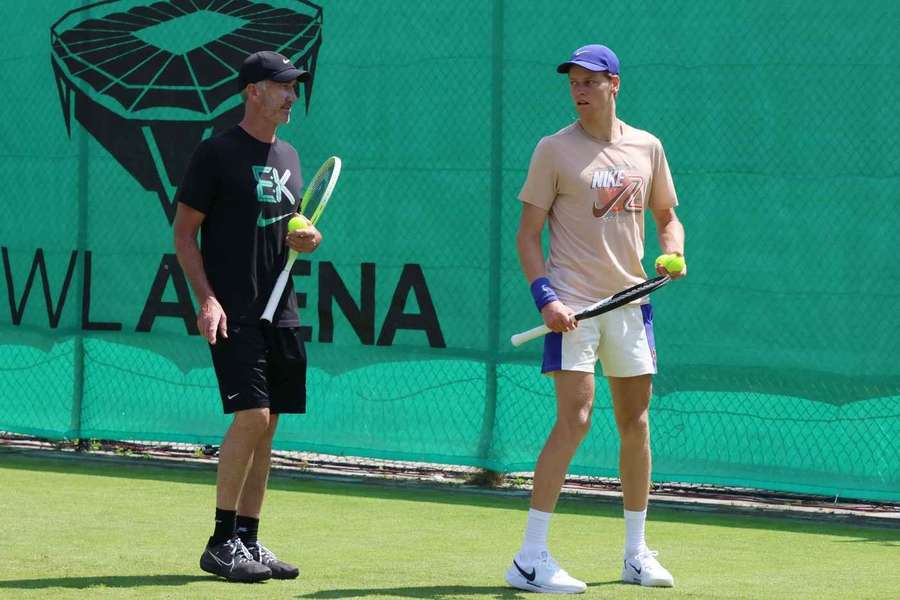 Darren Cahill și Jannik Sinner 