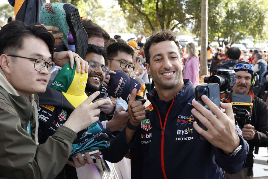 Ricciardo posing for selfies with fans