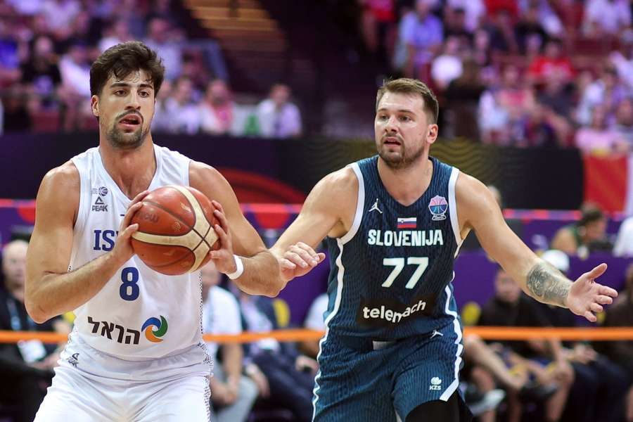 Deni Avdija ante Luka Doncic en el Israel-Eslovenia