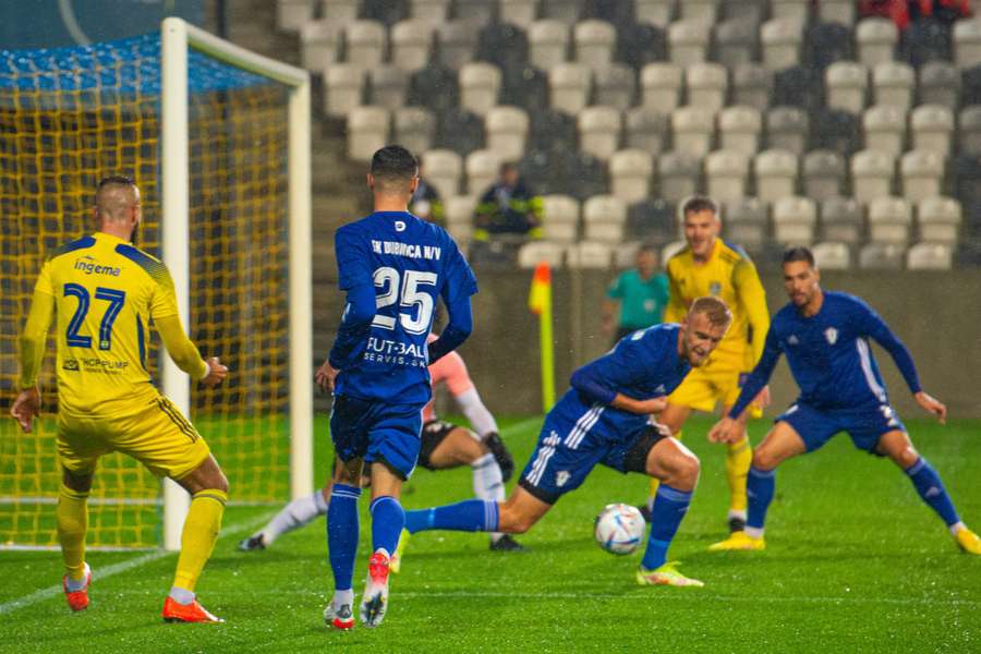 Rozhodujúca chvíľa duelu. Liener dáva loptu pred bránu, Štefánek ju posiela za chrbát Vavrúša. 