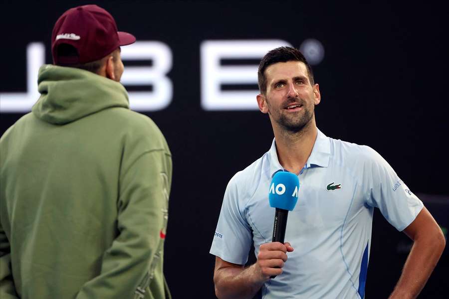 Djokovic (a destra) in un'intervista con Nick Kyrgios (a sinistra).