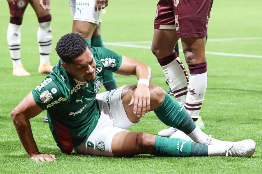 Vitor Roque lamenta nova contusão no tornozelo