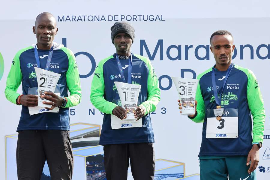 O atleta, de 35 anos, passou pela meia maratona após 1:04.07 horas e cruzou isolado a meta instalada no Queimódromo