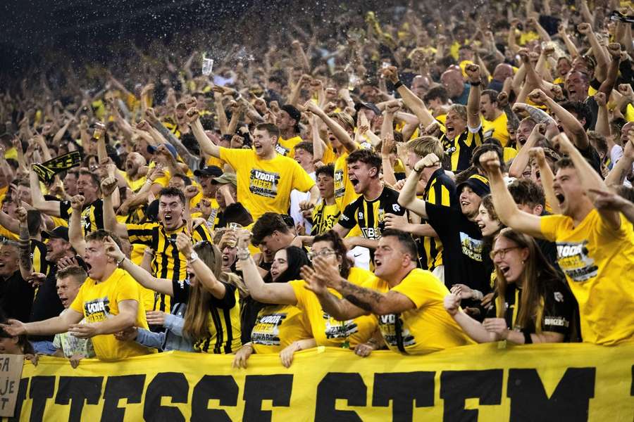Los aficionados del Vitesse celebran un gol
