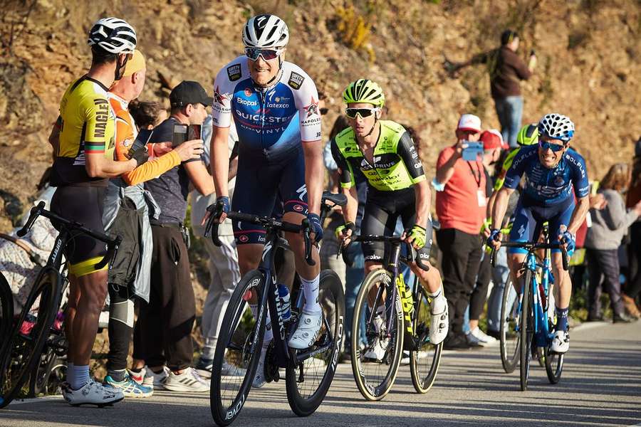 Ciclistas em ação na Volta ao Algarve