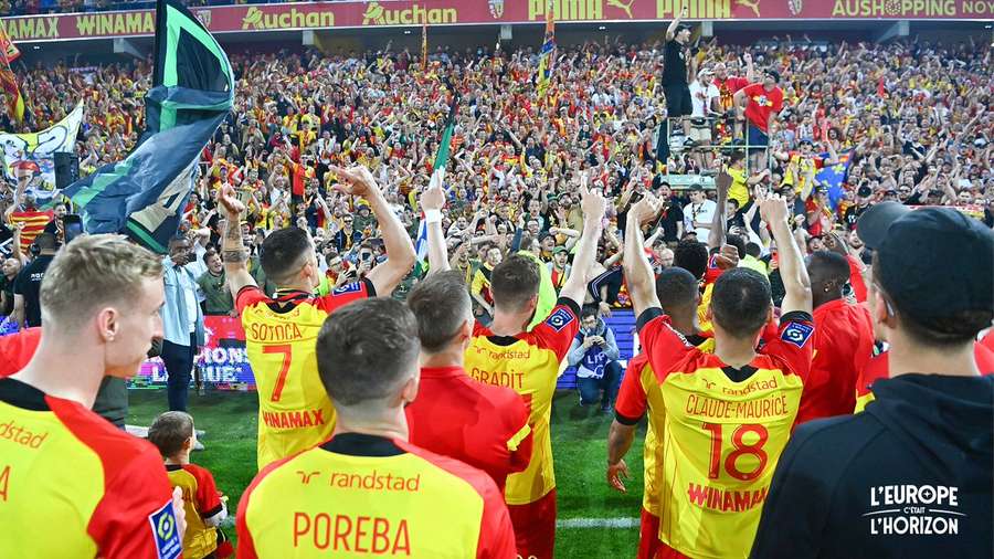Lens players celebrate their promotion to the Champions League group stage.