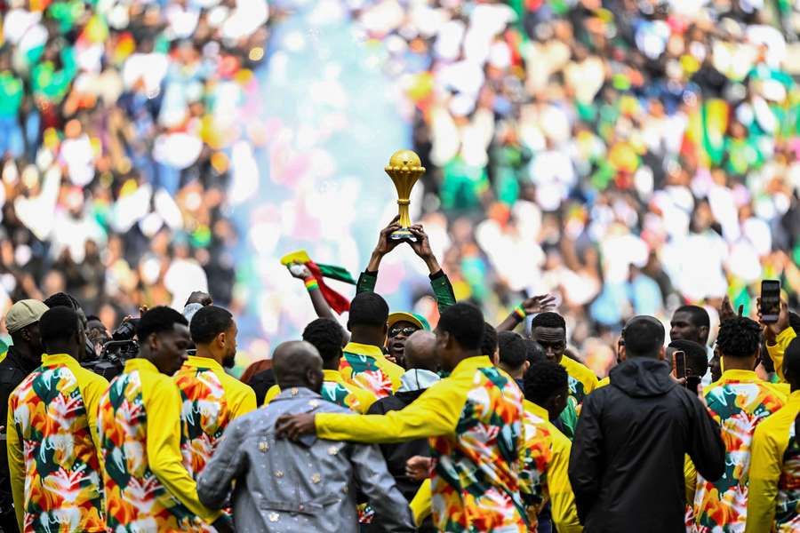 Les Sénégalais présentant le trophée au Stade de France ce samedi.