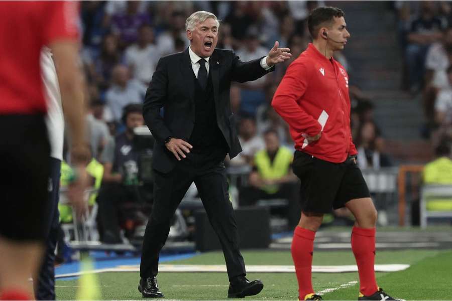 Ancelotti urla durante il derby contro l'Atlético de Madrid. 