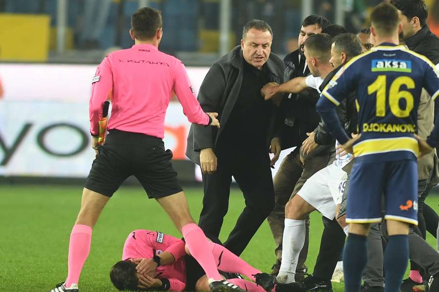 Koca entrou no gramado após partida da primeira divisão e deu um soco no rosto do árbitro