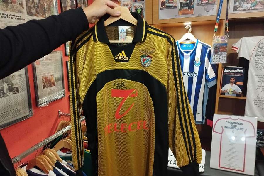 A camisola de e assinada pelo malogrado Robert Enke