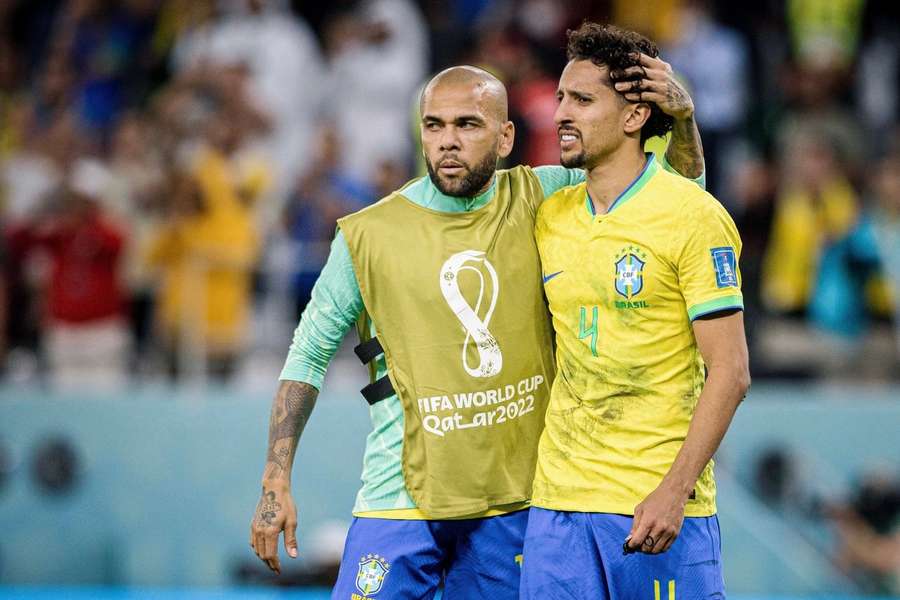Alves (vľavo) má poriadny malér.