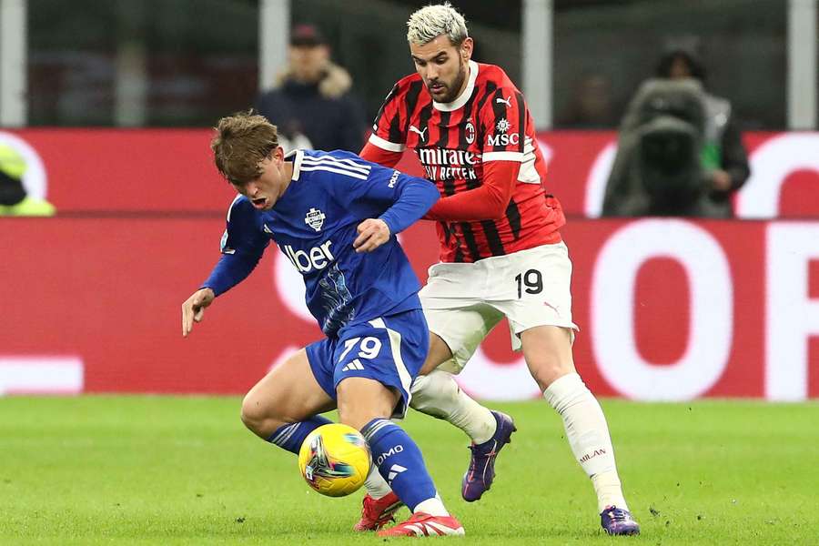 Nico Paz e Theo Hernández durante l'ultimo Milan-Como disputato a San Siro lo scorso 15 marzo
