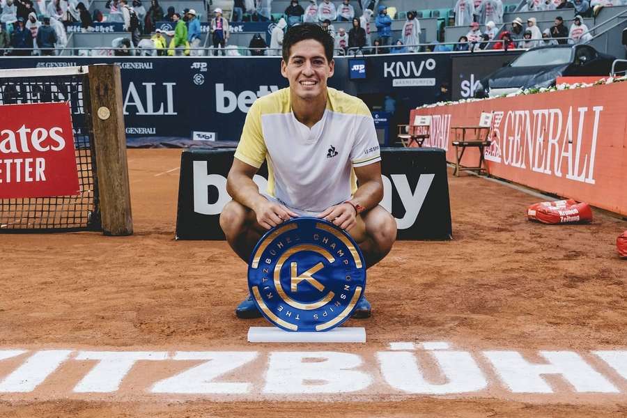 Sebastián Báez s trofejí pro vítěze Generali Open v Kitzbühelu.