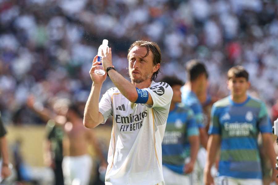Luka Modric cumprimenta o público
