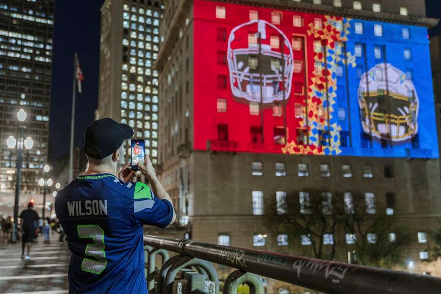 Fan de la NFL registra las proyecciones de la NFL en el Ayuntamiento de São Paulo 