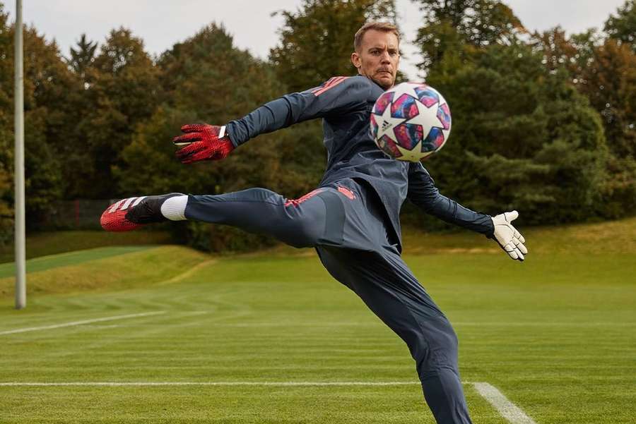 Manuel Neuer lesionou-se a esquiar durante as férias