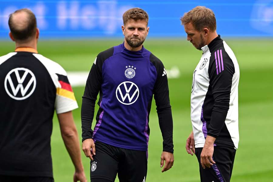 Füllkrug en Nagelsmann zien op de training de bui al hangen