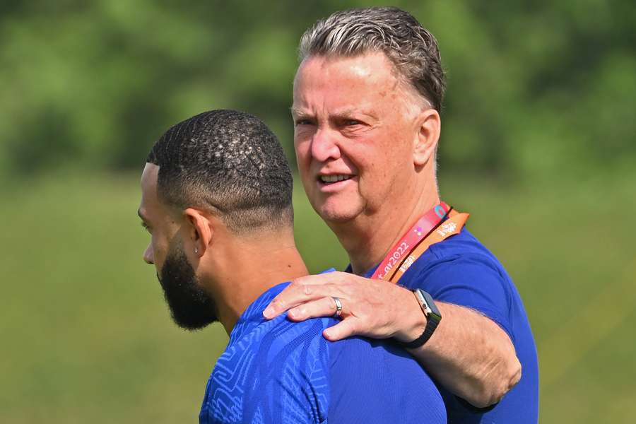 Bondscoach Louis van Gaal im Gespräch mit seinem noch angeschlagenen Stürmer Memphis Depay.