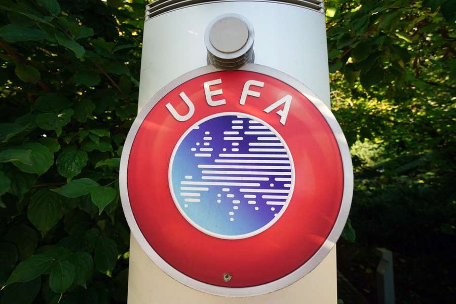 A UEFA recuou de sua decisão sobre os russos