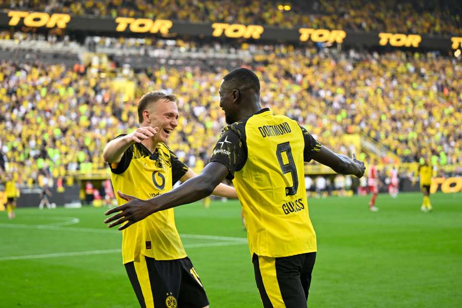 Beier und Guirassy jubeln über den zweiten Dortmunder Treffer Beier und Guirassy jubeln über den zweiten Dortmunder Treffer