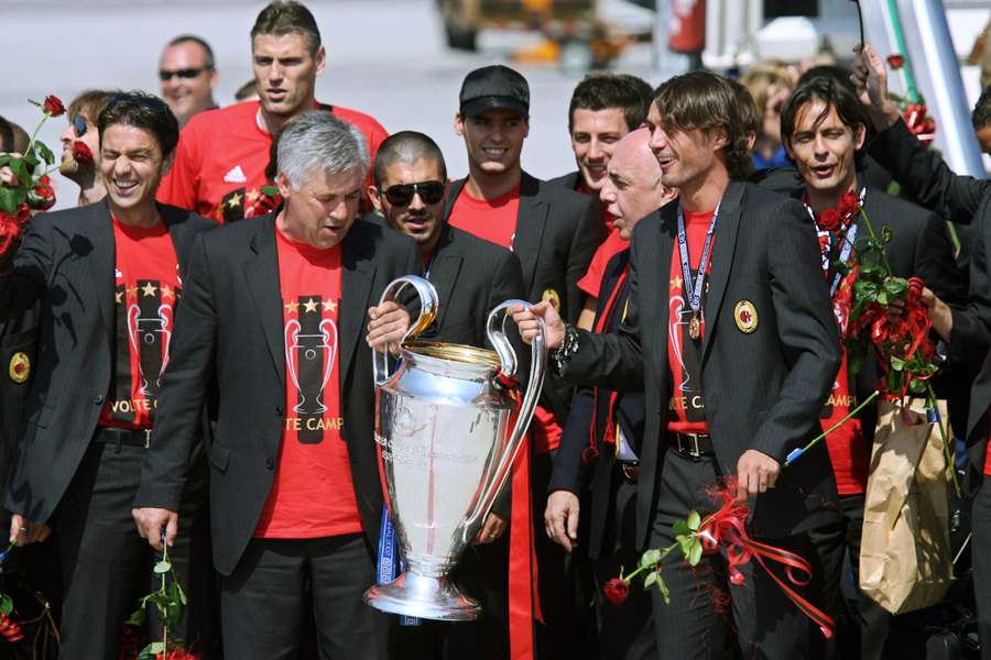 Ancelotti, con Paolo Maldini e il resto della squadra del Milan dopo la vittoria della Champions League 2007