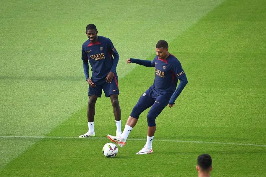 Mbappé en Dembélé tijdens een trainingssessie van PSG