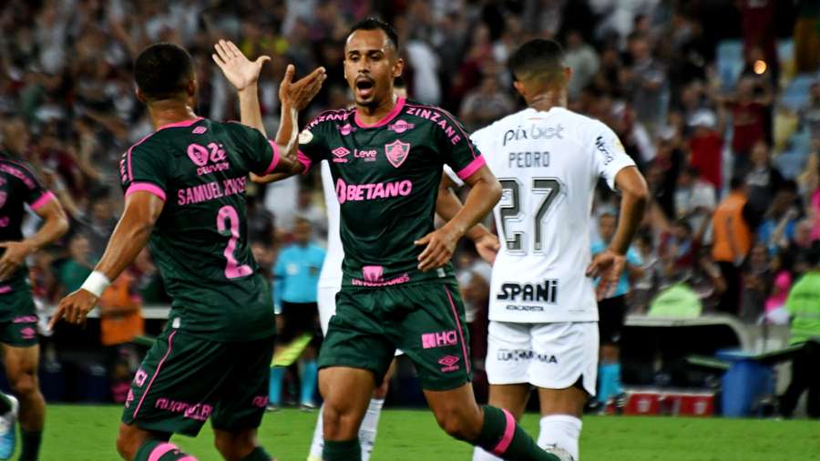 Lima marcou duas vezes contra o Corinthians