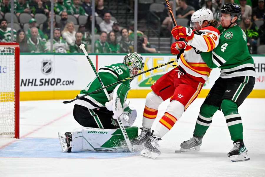 Tyler Toffoli (C) scored the game-winner for the Calgary Flames with 6.2 seconds left in regulation