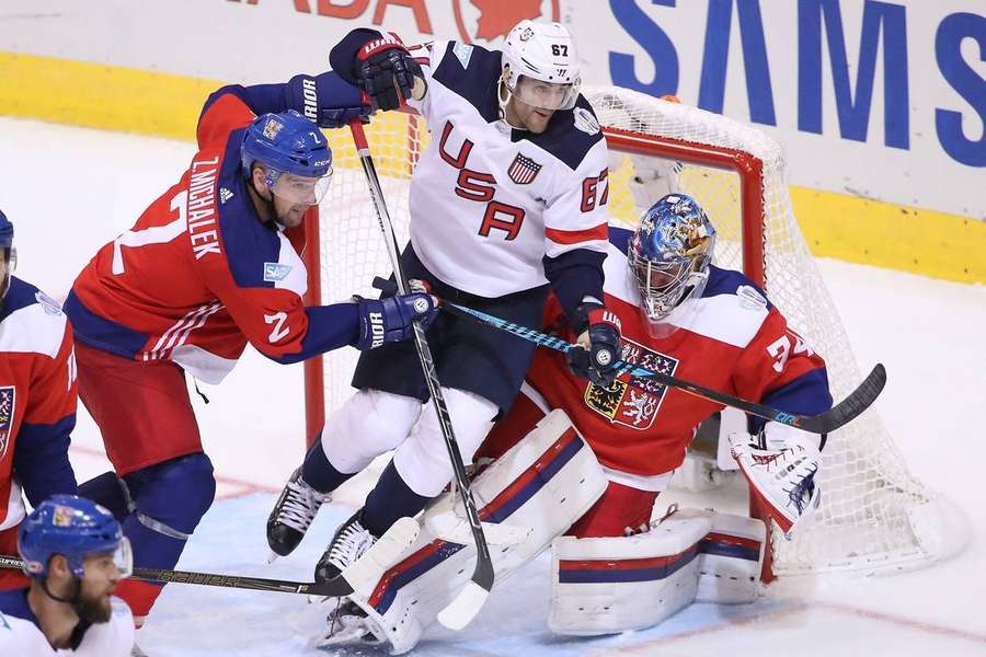 Čeští hokejisté v souboji s Američany na Světovém poháru v roce 2016.