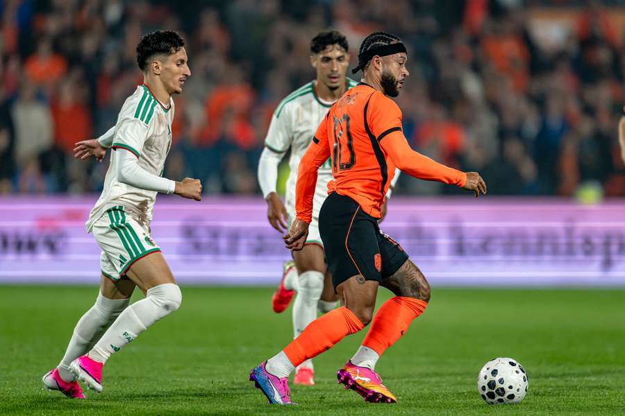 Memphis Depay nell'amichevole contro l'Algeria del 3 giugno al De Kuip di Rotterdam. Memphis Depay nell'amichevole contro l'Algeria del 3 giugno al De Kuip di Rotterdam.
