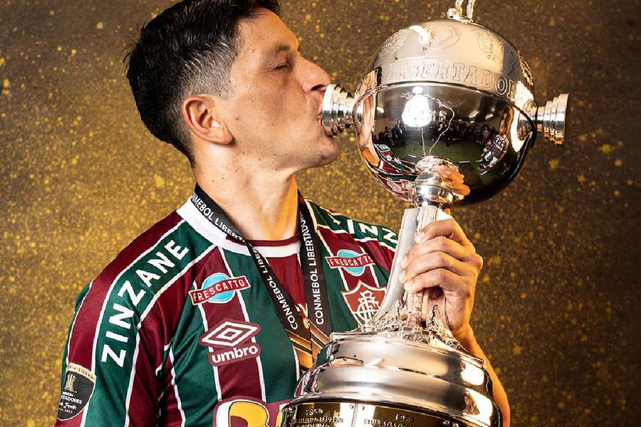 Cano beija a taça de campeão da Copa Libertadores