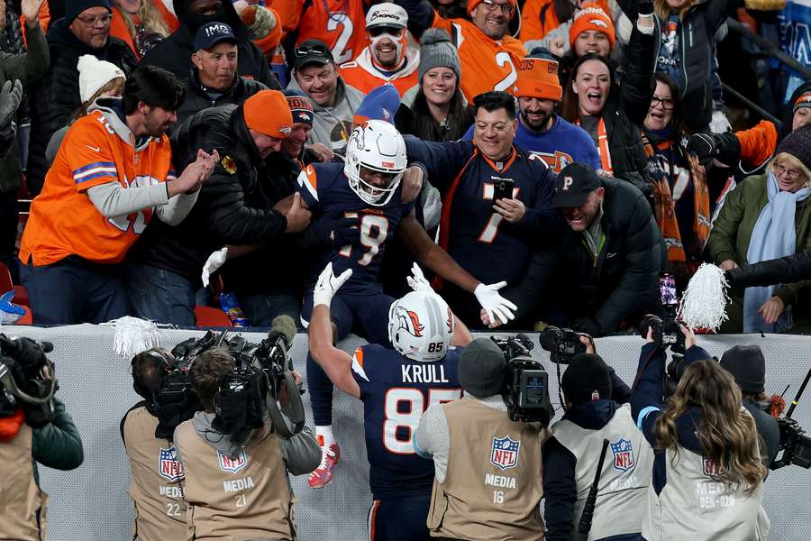 Marvin Mims Jr. feiert seine 93 Yard Touchdown Reception.