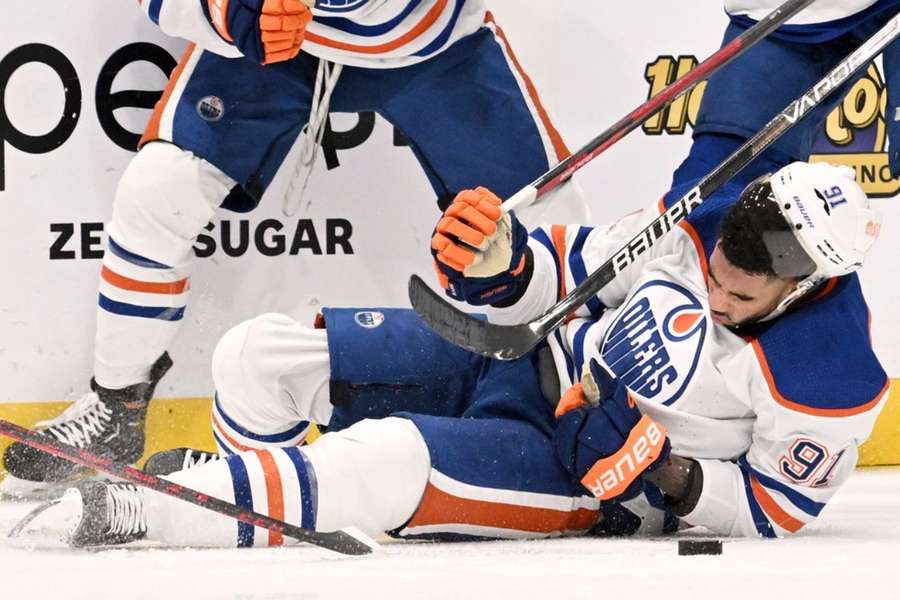Evander Kane utrpěl zranění poté, co mu Patrick Maroon nešťastnou náhodou přejel ruku bruslí.