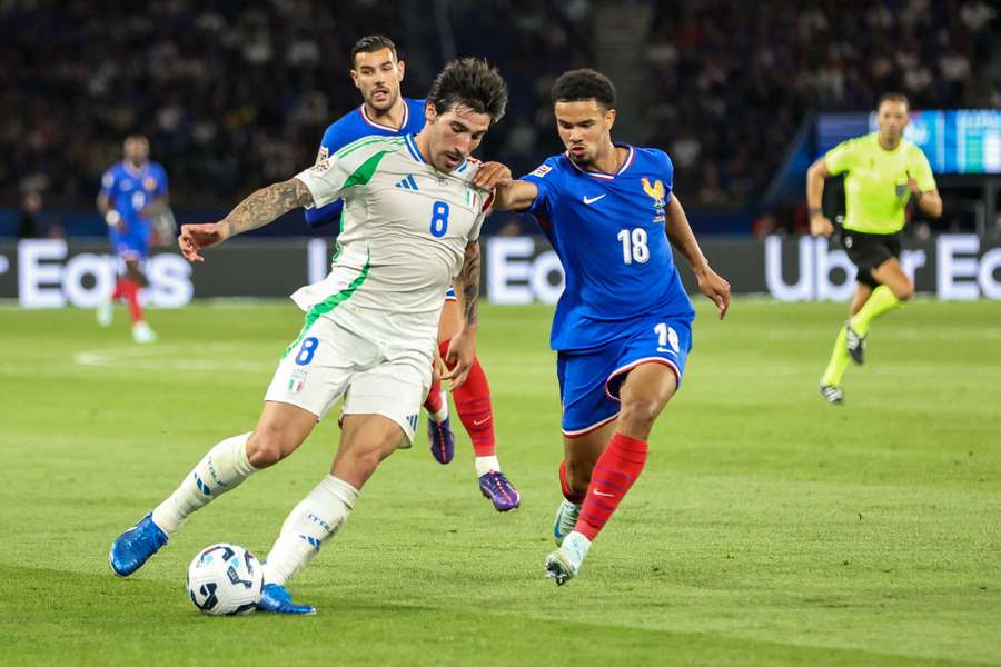 Warren Zaïre-Emery au duel avec Sandro Tonali au Parc des Princes samedi.